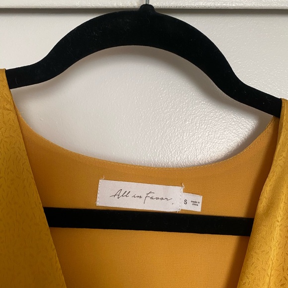 ALL IN FAVOR MIDI DRESS NWOT Gold Satin Jacquard Flutter Sleeve - Picture 4 of 6